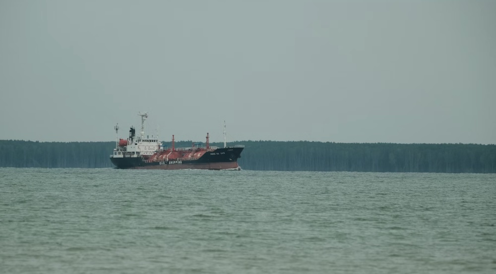 Surge in ‘Shadow Fleet’ Ships Reflagging to Russia to Dodge US Sanctions